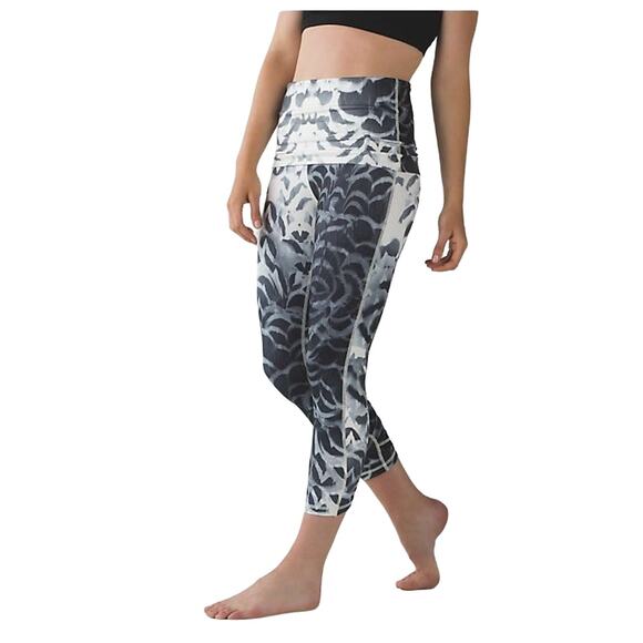 Lululemon Size 4 Pretty Plume Angel Wing Black Wunder Under Pant SE Dance M20-4 - Picture 1 of 7